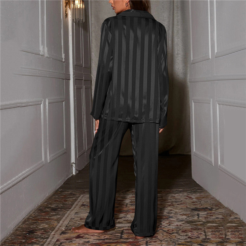 Backansicht einer frau in schwarz pyjama