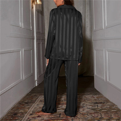 Backansicht einer frau in schwarz pyjama