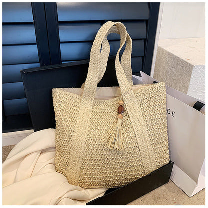Chic und Stil | Summer Bag Made of Straw with Casual Design