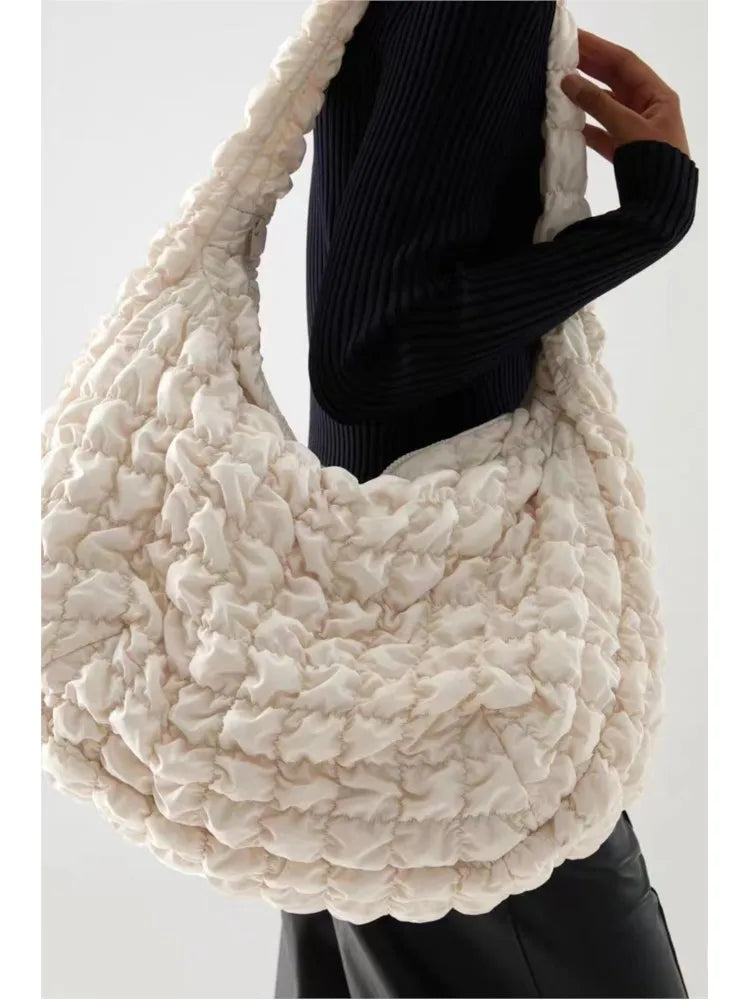 Chic und Stil | Down Crossbody Bag – The Perfect Travel Companion!